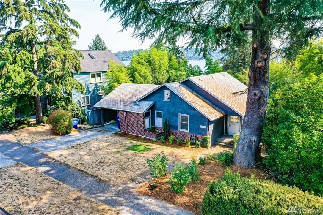 Property Photo:  4020 47th Ave S  WA 98118 