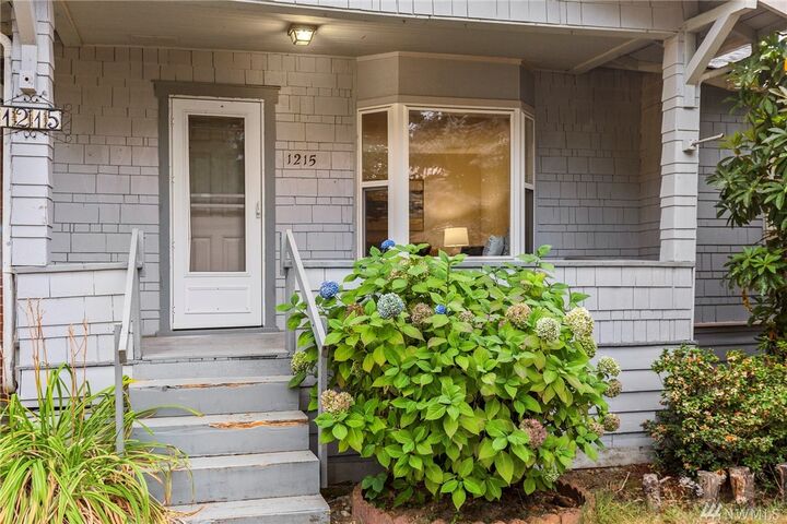 Property Photo:  1215 SW Othello St  WA 98106 
