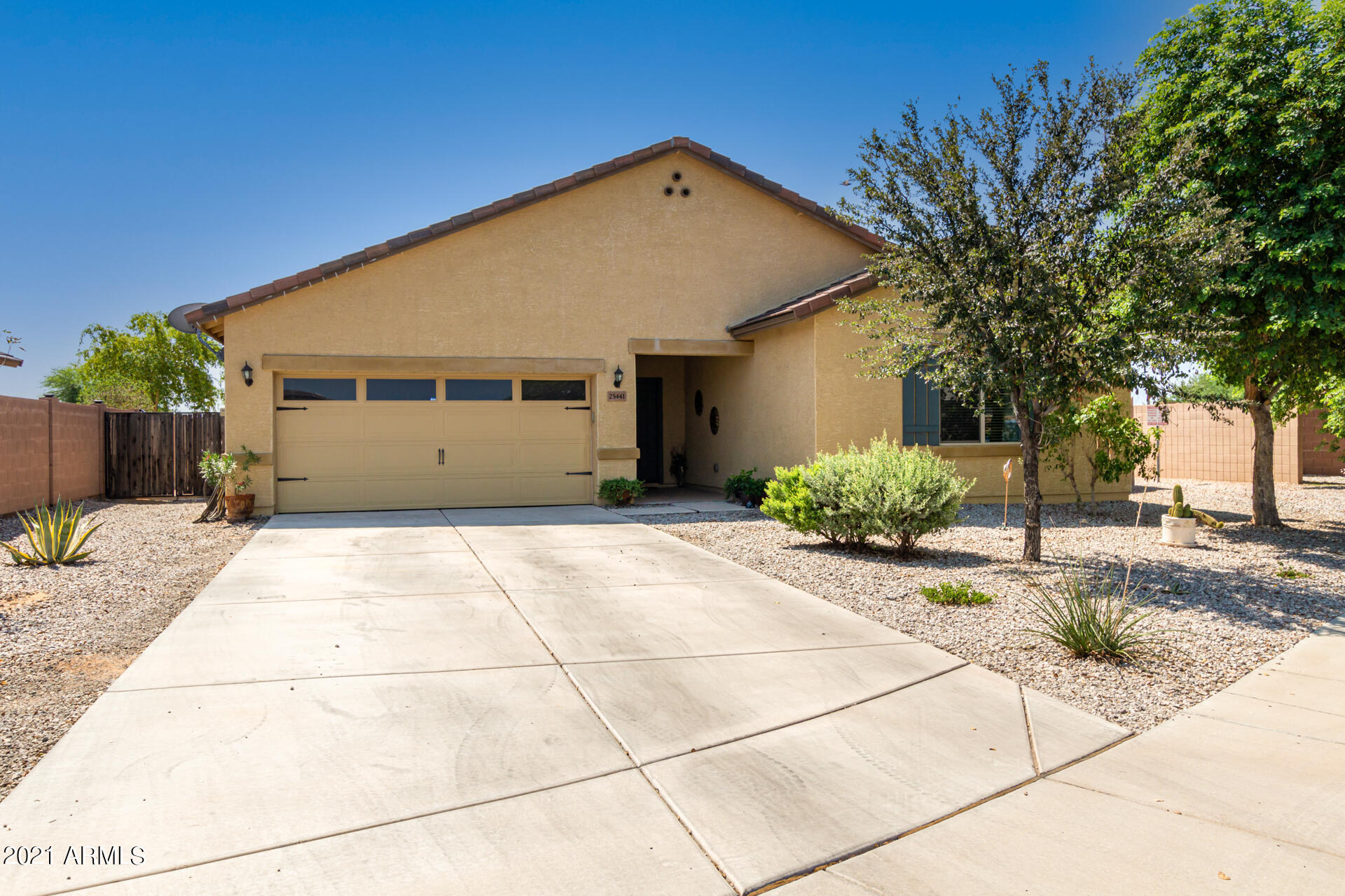 Property Photo: 25441 W Ellis Drive AZ 85326