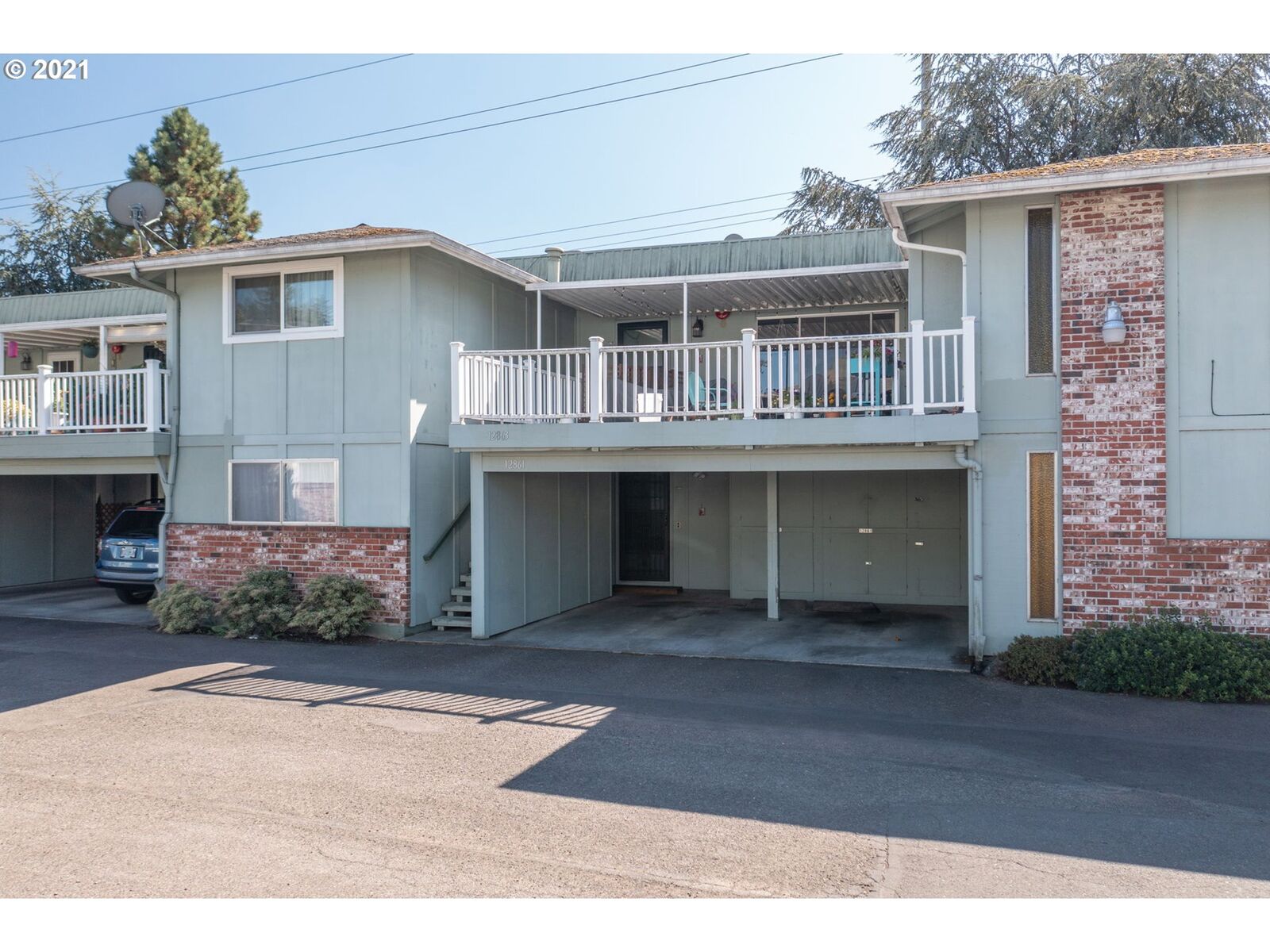 Property Photo:  12861 SE Stark St  OR 97233 