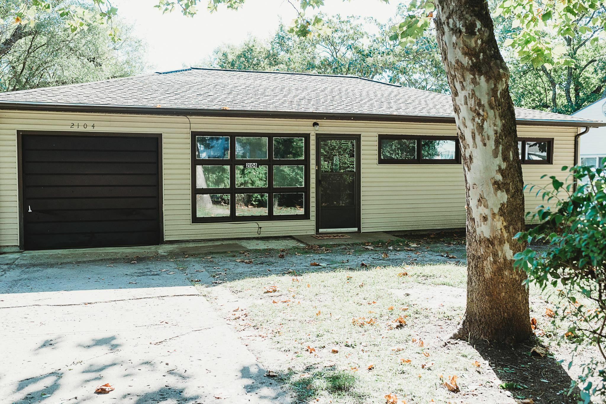 Property Photo:  2104 SE Ohio Ave  KS 66605 