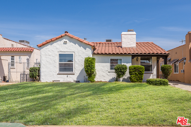 Property Photo:  2107  W 84th Pl  CA 90047 