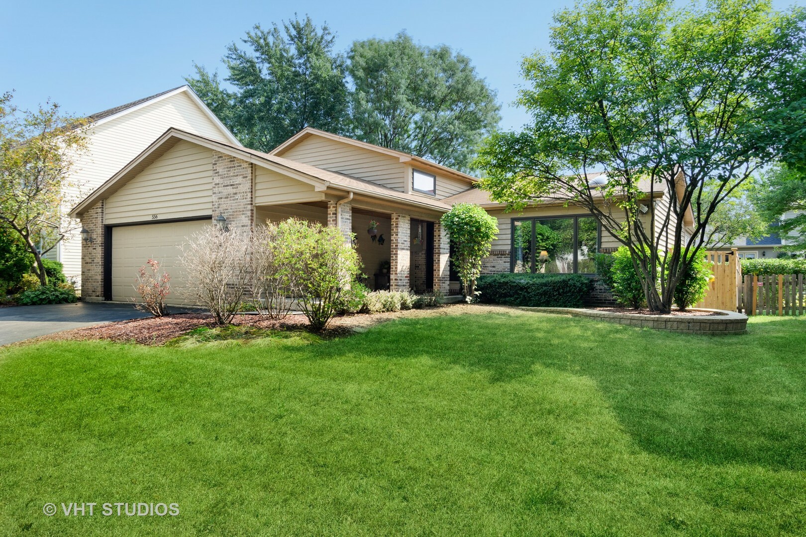 Property Photo:  556 Beaconsfield Avenue  IL 60565 