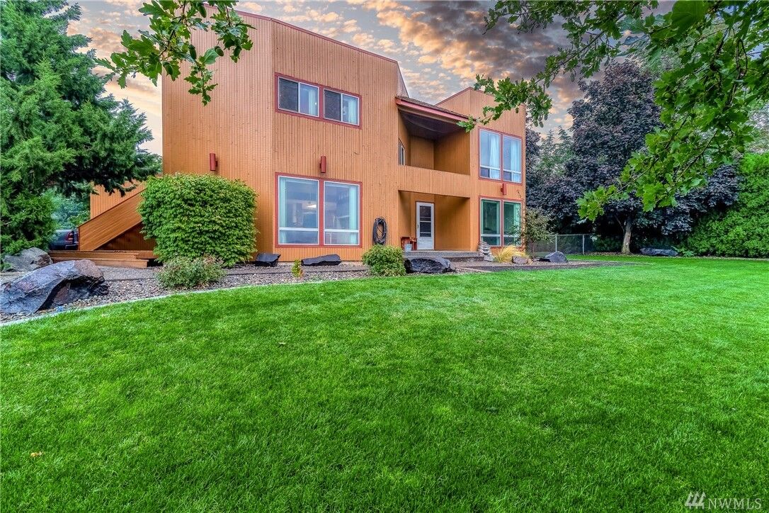 Property Photo: 85051 Winesap Rd OR 97862