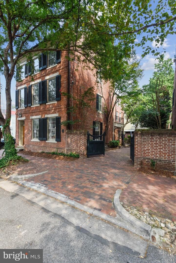 Property Photo:  221 Gibbon Street  VA 22314 