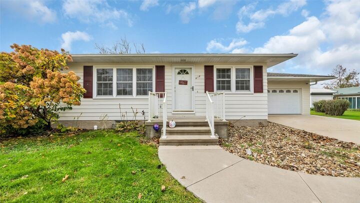 Property Photo:  218 Riverview Drive  IA 52349 