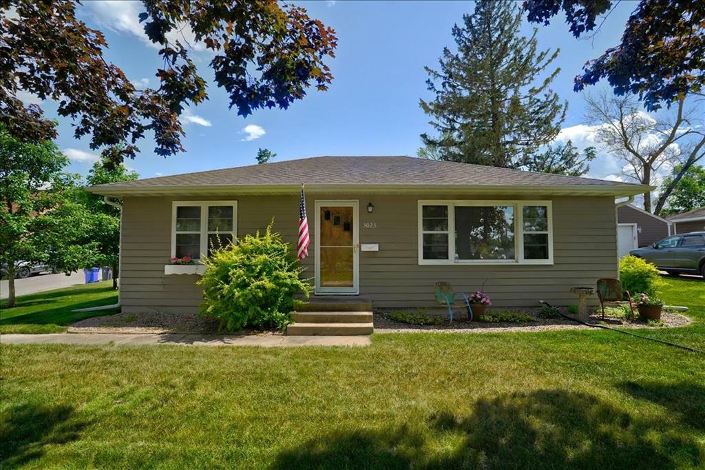 Property Photo:  3023 Meadowbrook Drive  IA 52403 