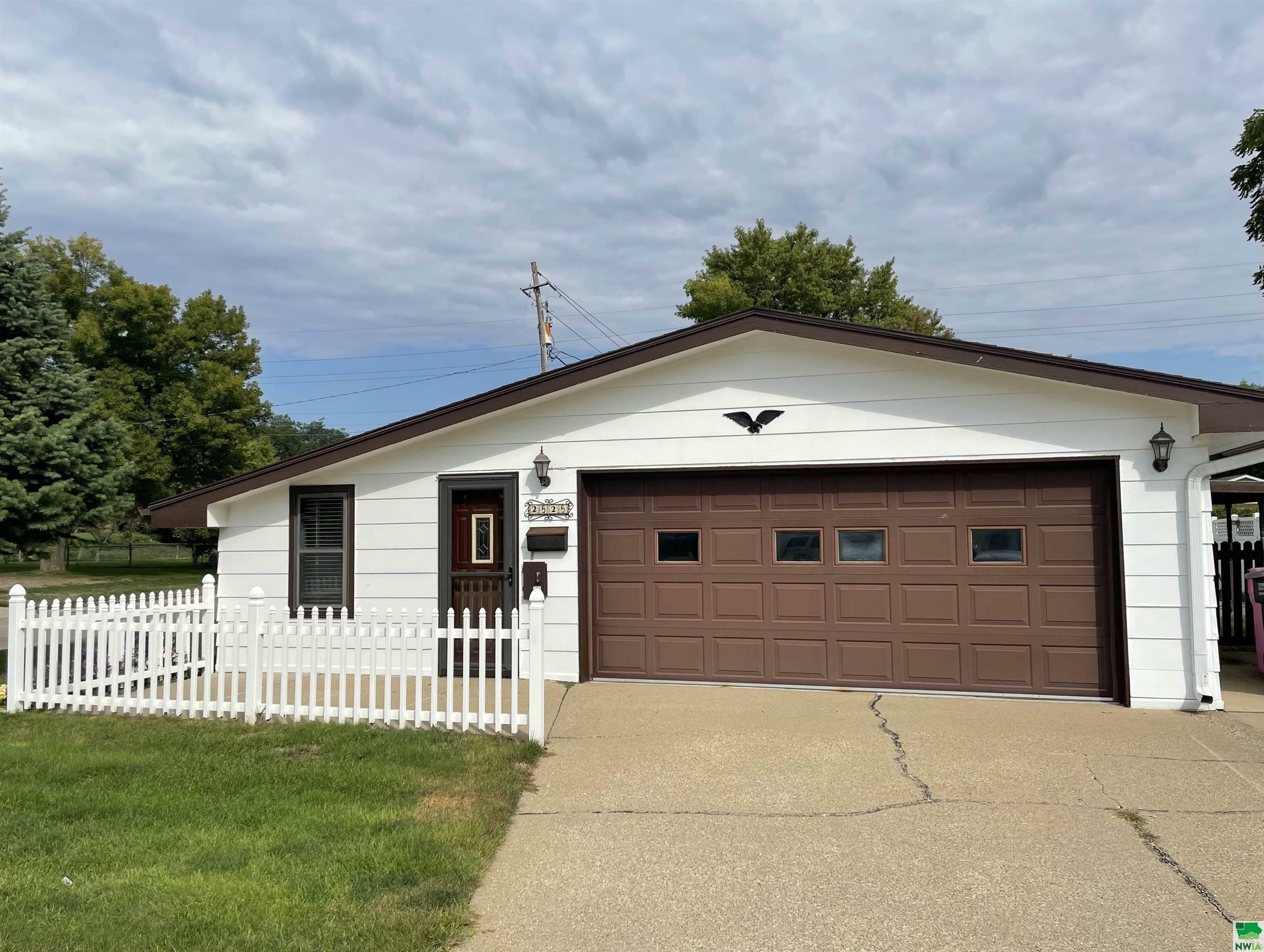 Property Photo:  2525 Villa Ave.  IA 51103 