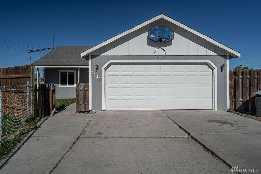 Property Photo:  1320 S Cougar Dr  WA 98837 