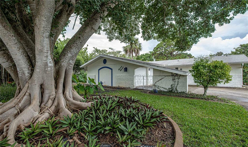 Property Photo: 1400 Nokomis Avenue S FL 34285