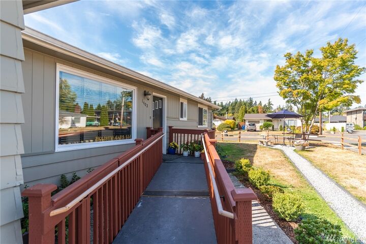 Property Photo: 1402 Fowler St WA 98273