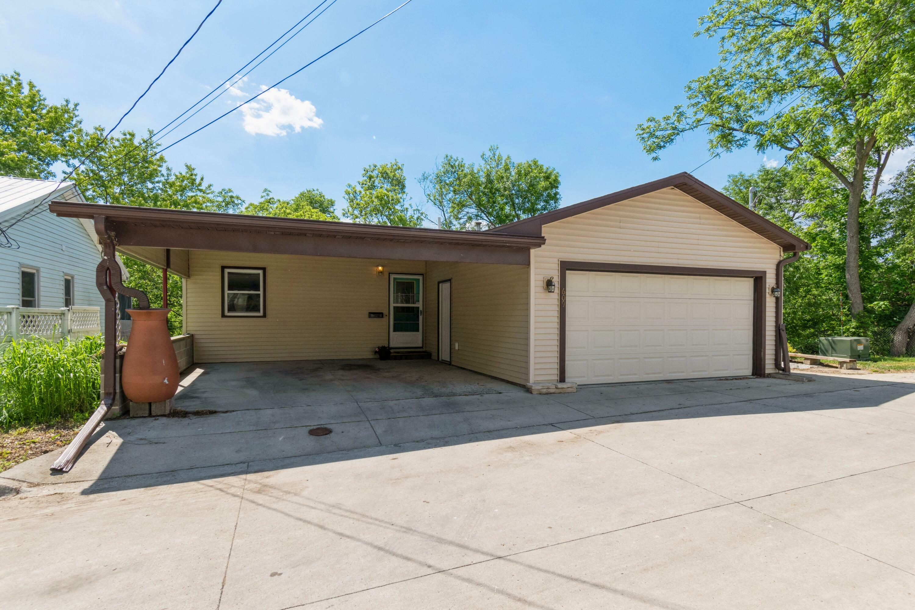 Property Photo:  609 3rd Street Place  IA 50201 