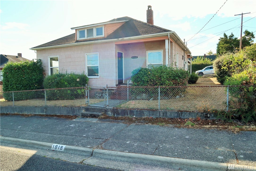 Property Photo:  1019 Nipsic Ave  WA 98310 