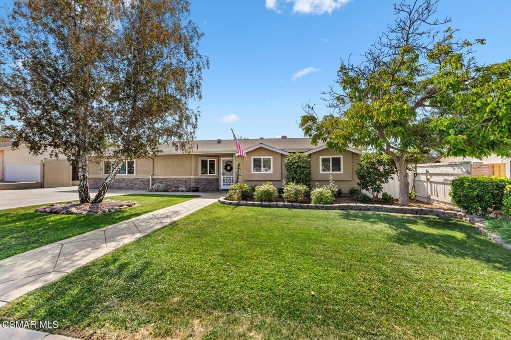 Property Photo:  1356 Calle Tulipan  CA 91360 