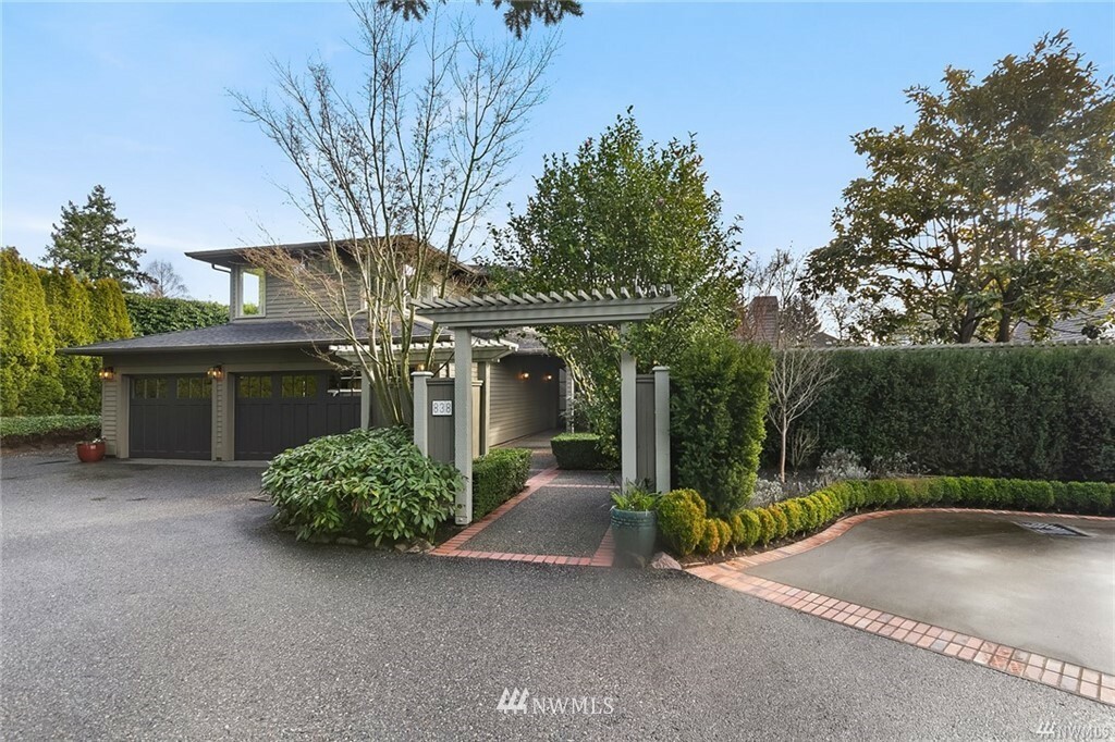 Property Photo: 838 Evergreen Point Road WA 98039