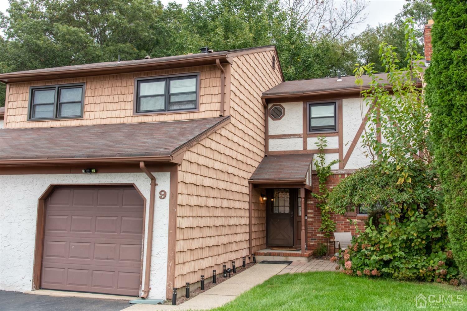 Property Photo:  9 Winsor Court  NJ 08872 