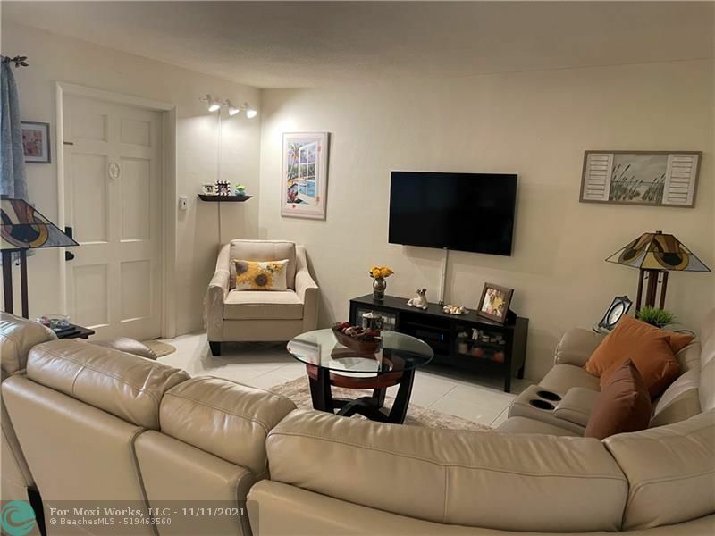 Property Photo:  180 NE 12th Avenue 10A  FL 33009 