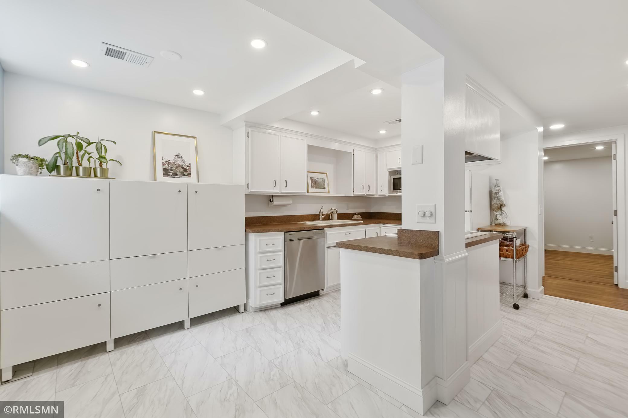 Property Photo: 24 Saint Albans Street S 7 MN 55105