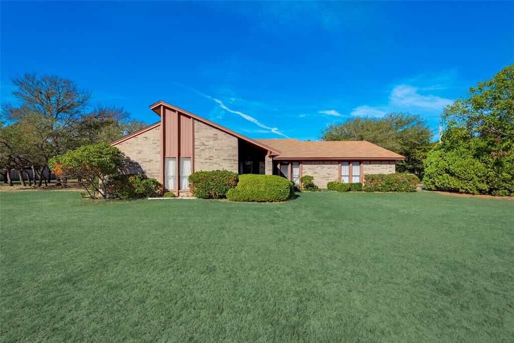 Property Photo:  704 Kings Gate Road  TX 76087 