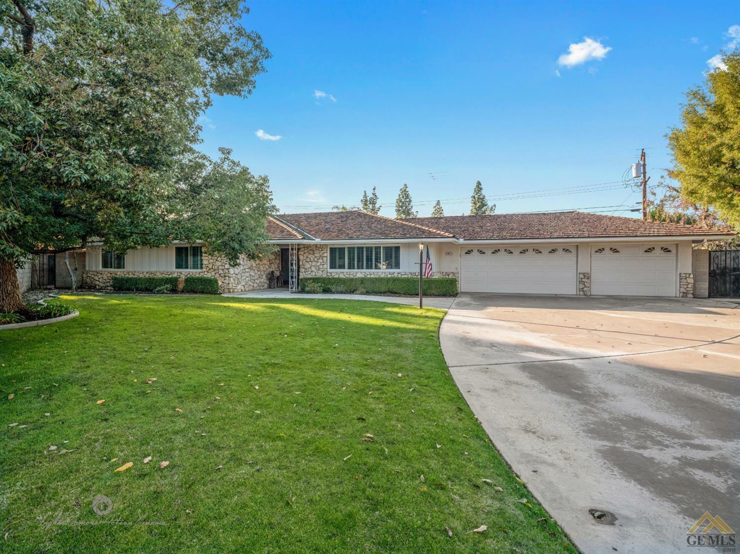 Property Photo:  915 Vista Verde Way  CA 93309 