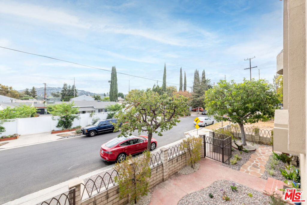 Property Photo:  10929 Landale Street #1  CA 91602 
