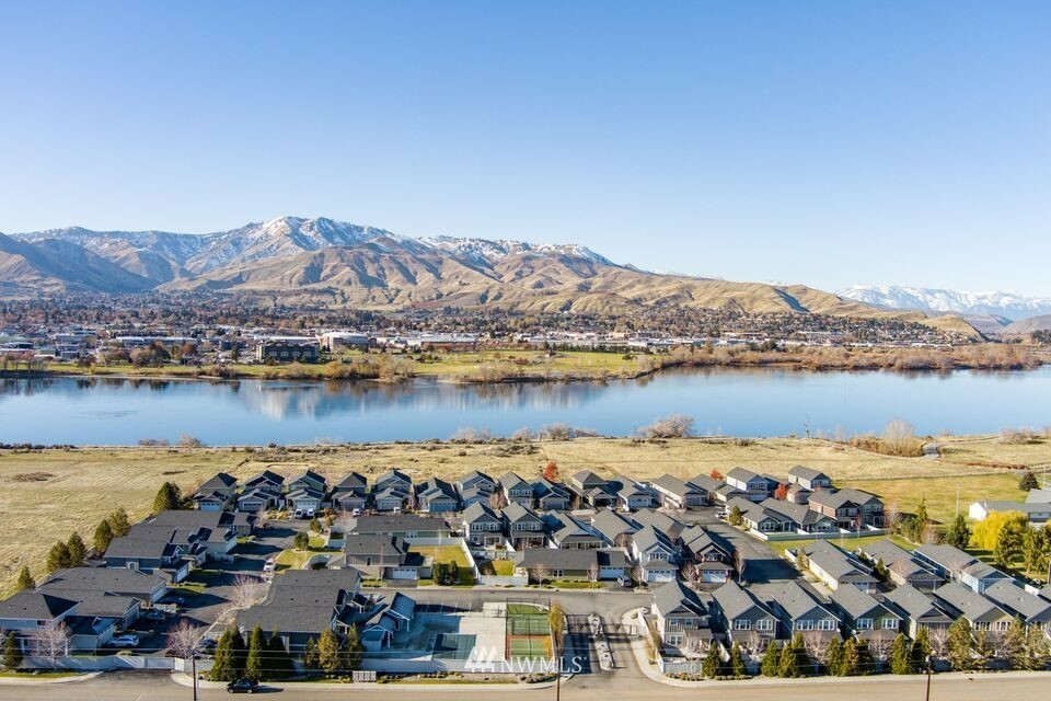 Property Photo: 2452 NW Columbia Avenue 33 WA 98802