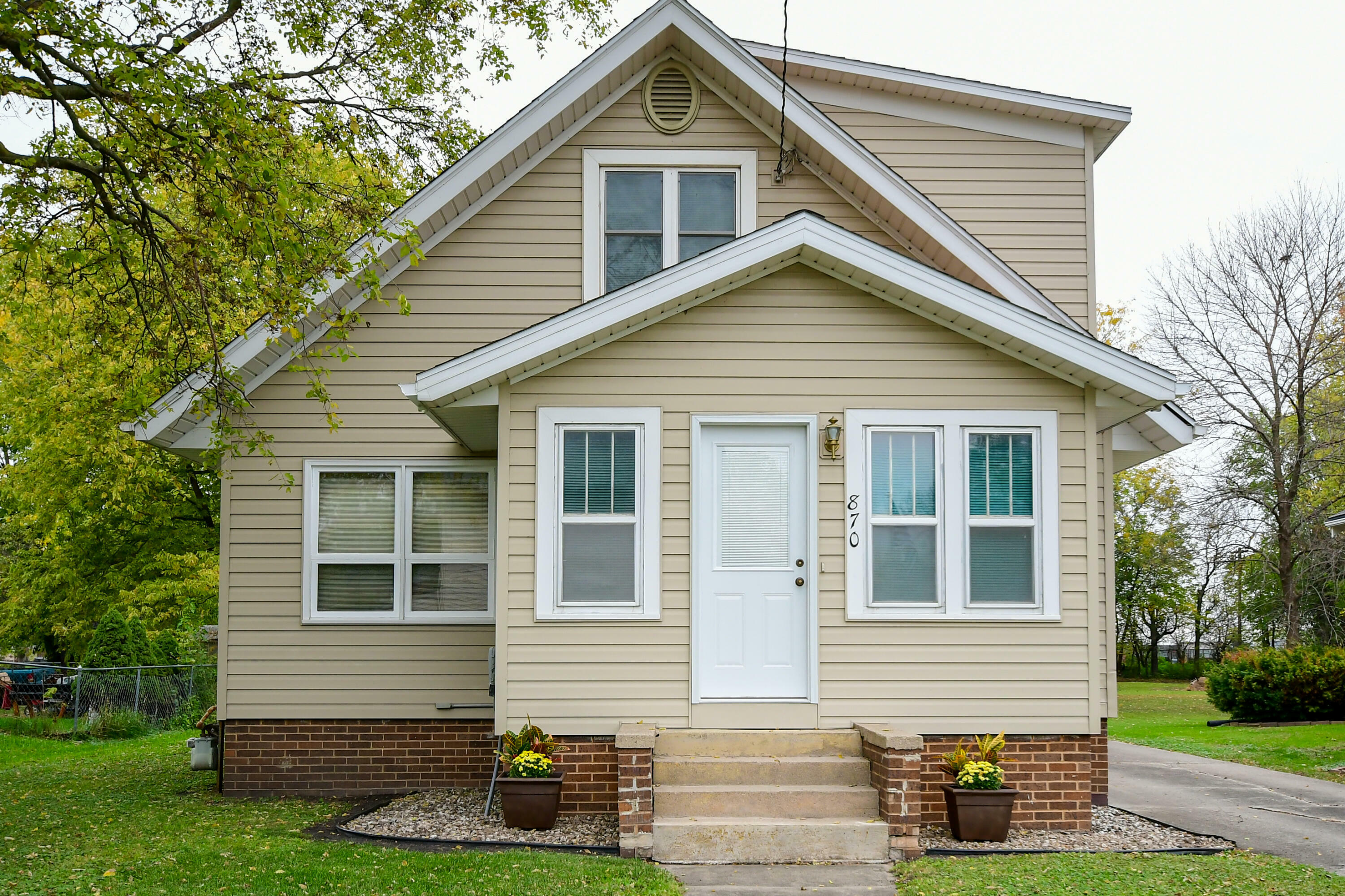 Property Photo:  870 Iowa Street  IA 50246 