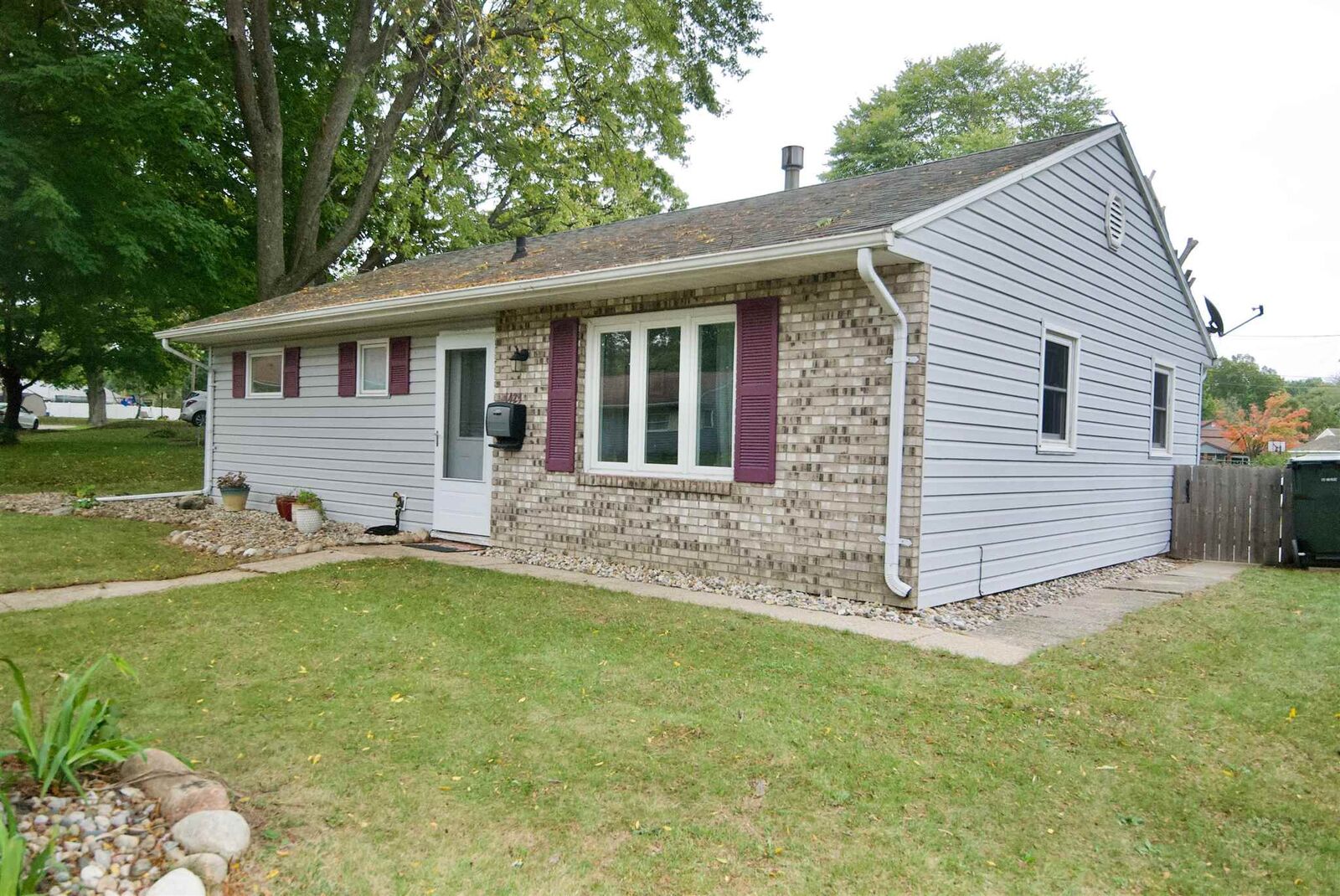 Property Photo:  1423 Kenwood Avenue  IN 46563