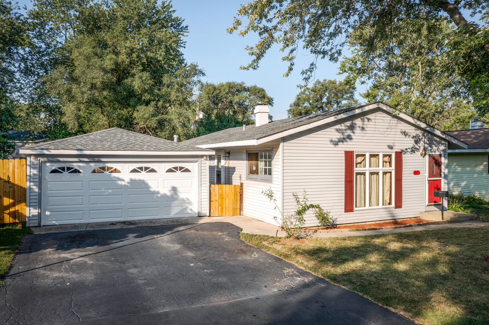 Property Photo: 956 Berkley Street IL 60110