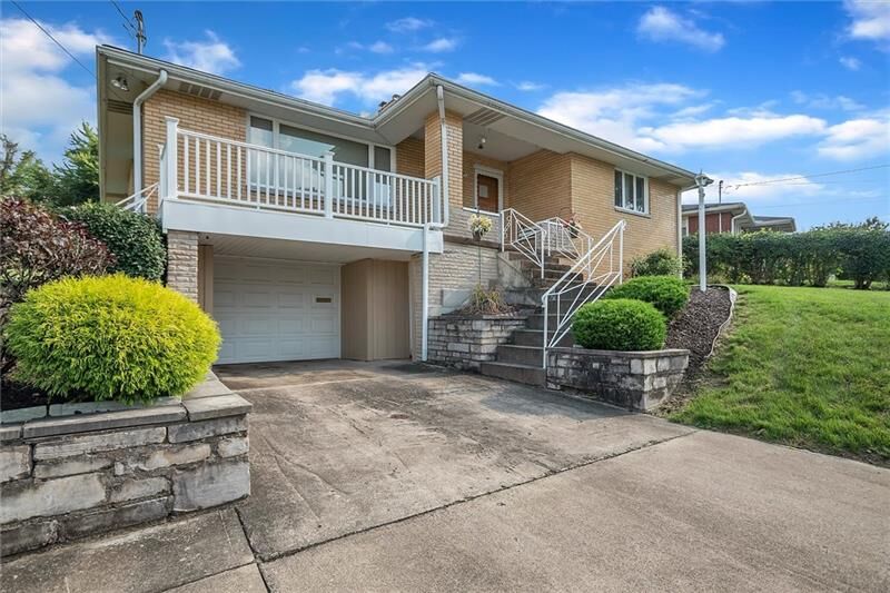 Property Photo: 1547 Oneida Dr PA 15025