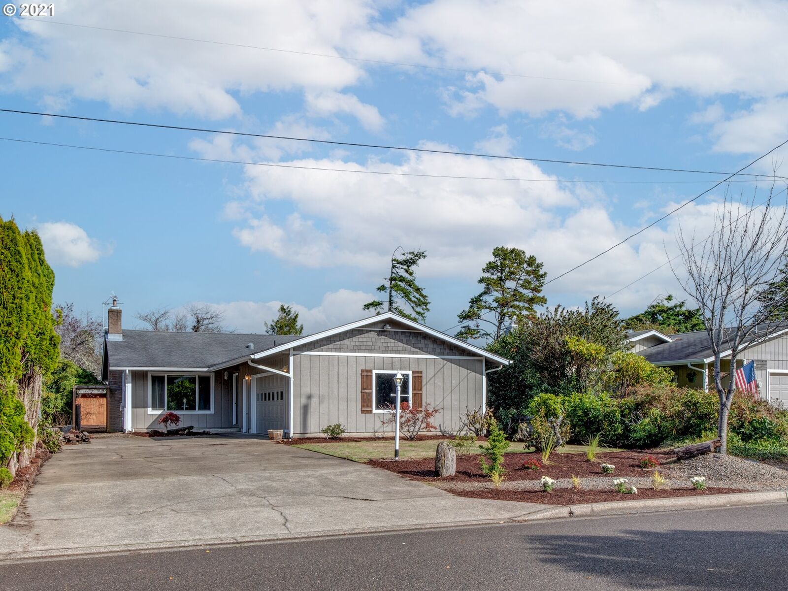 Property Photo: 1035 7th St OR 97439
