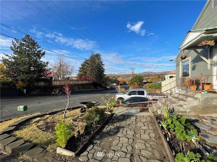 Property Photo: 411 E Dewberry Street WA 98841