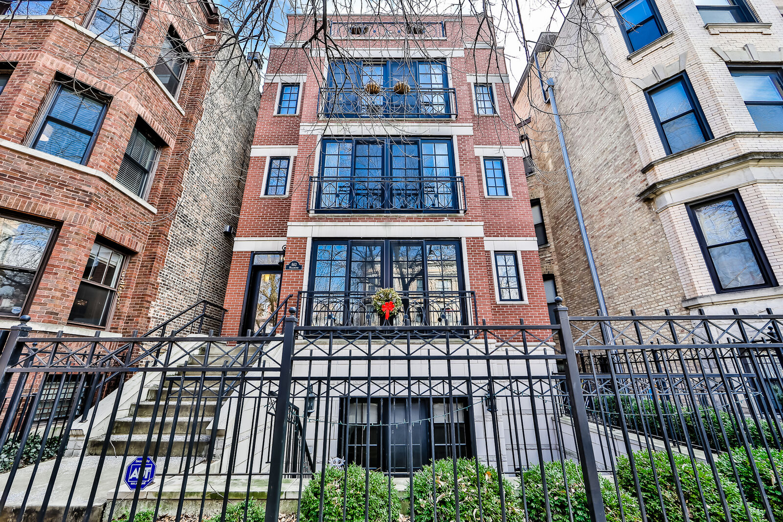 Property Photo: 663 W Wellington Avenue 4 IL 60657