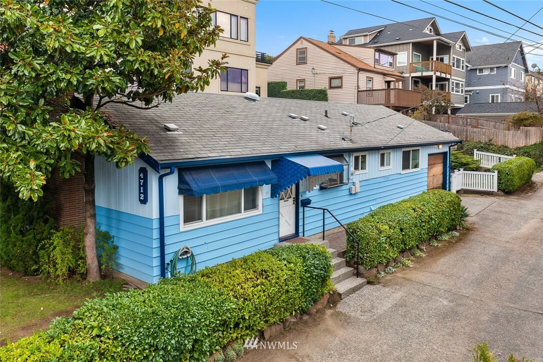 Property Photo:  4712 33rd Avenue NE  WA 98105 