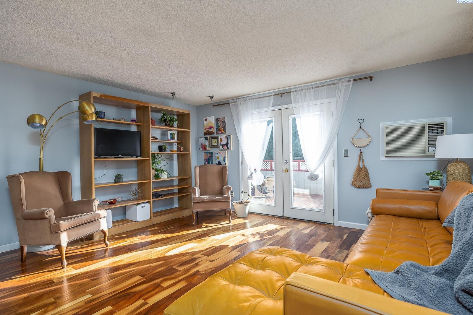 Property Photo:  528 S 40th Ave  WA 99353 