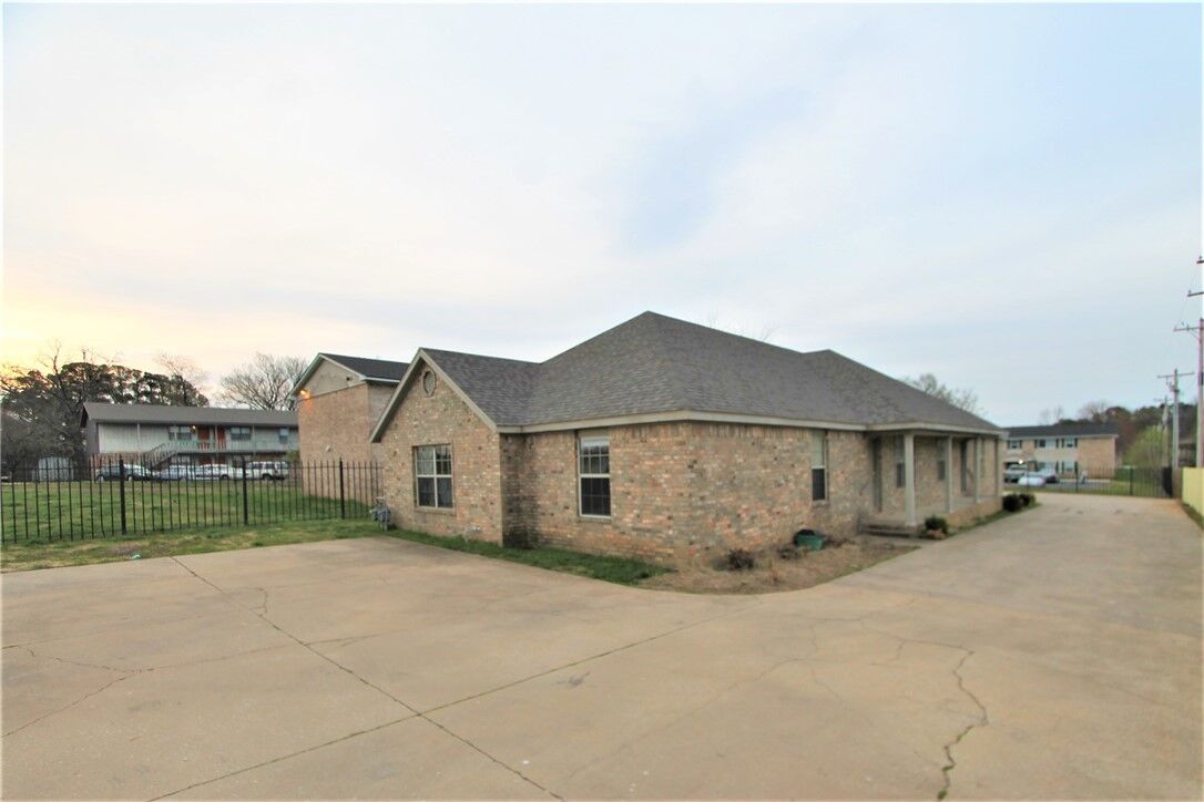 Property Photo: 1975 &Amp 1977 W Deane Street AR 72703