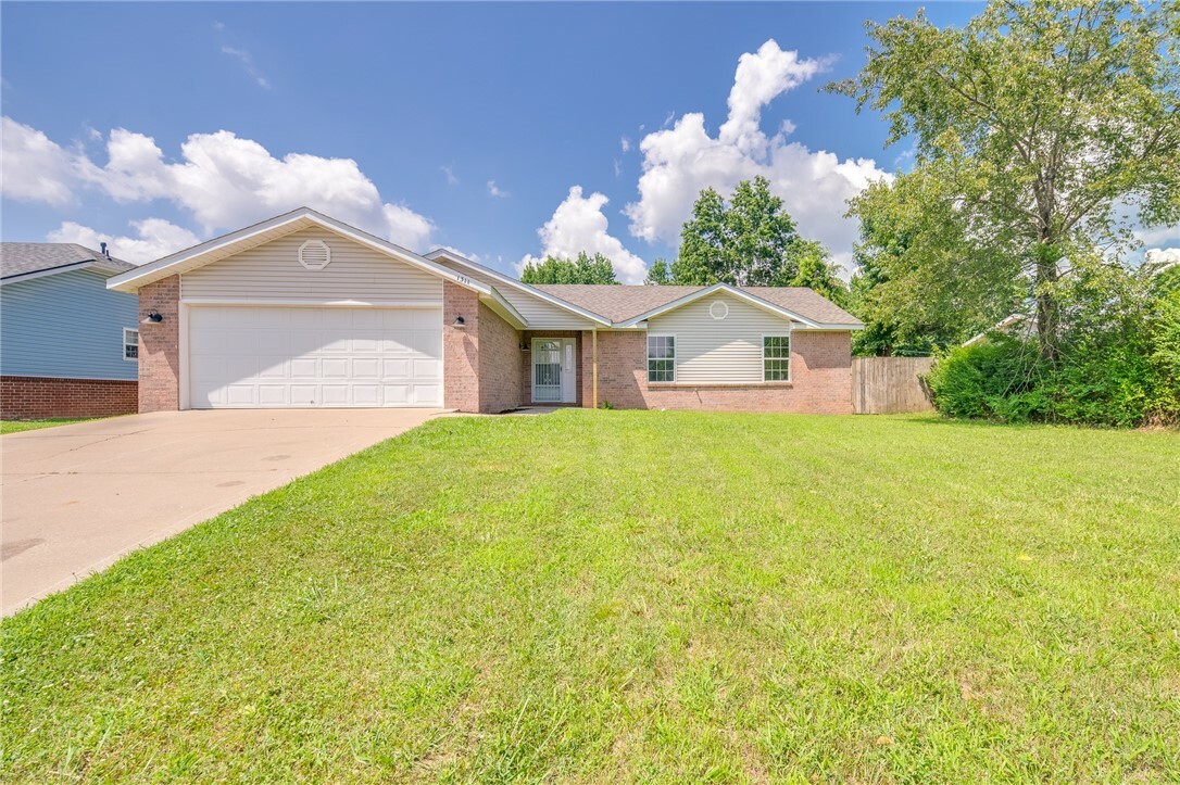 Property Photo:  1311 E Eastview Drive  AR 72758 