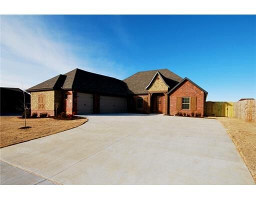 Property Photo:  2509 SW Pinoak Avenue  AR 72712 