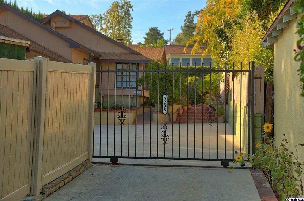 Property Photo:  5203 Pennsylvania Avenue  CA 91214 