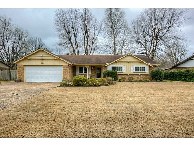 Property Photo:  305 W Edmondson Avenue  AR 72764 