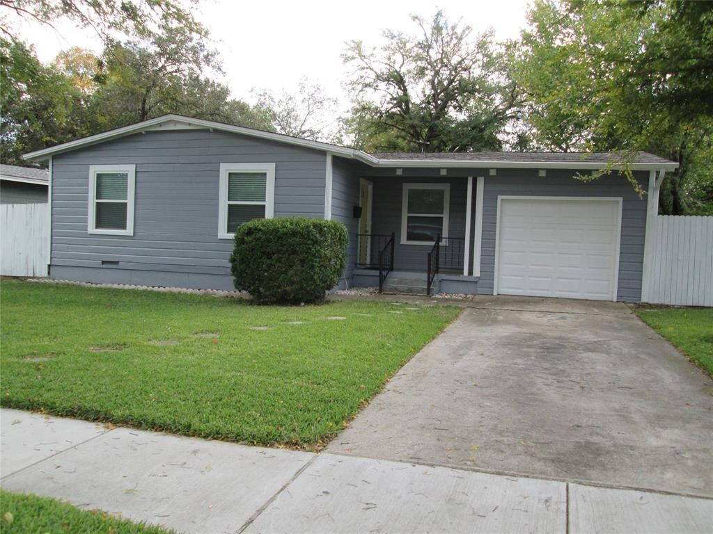 Property Photo: 813 Woodleigh Drive TX 75069