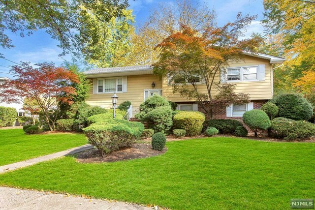 Property Photo:  540 Hobart Road  NJ 07652 