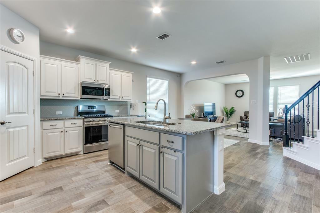 Property Photo: 321 Goldfinch Road TX 76210