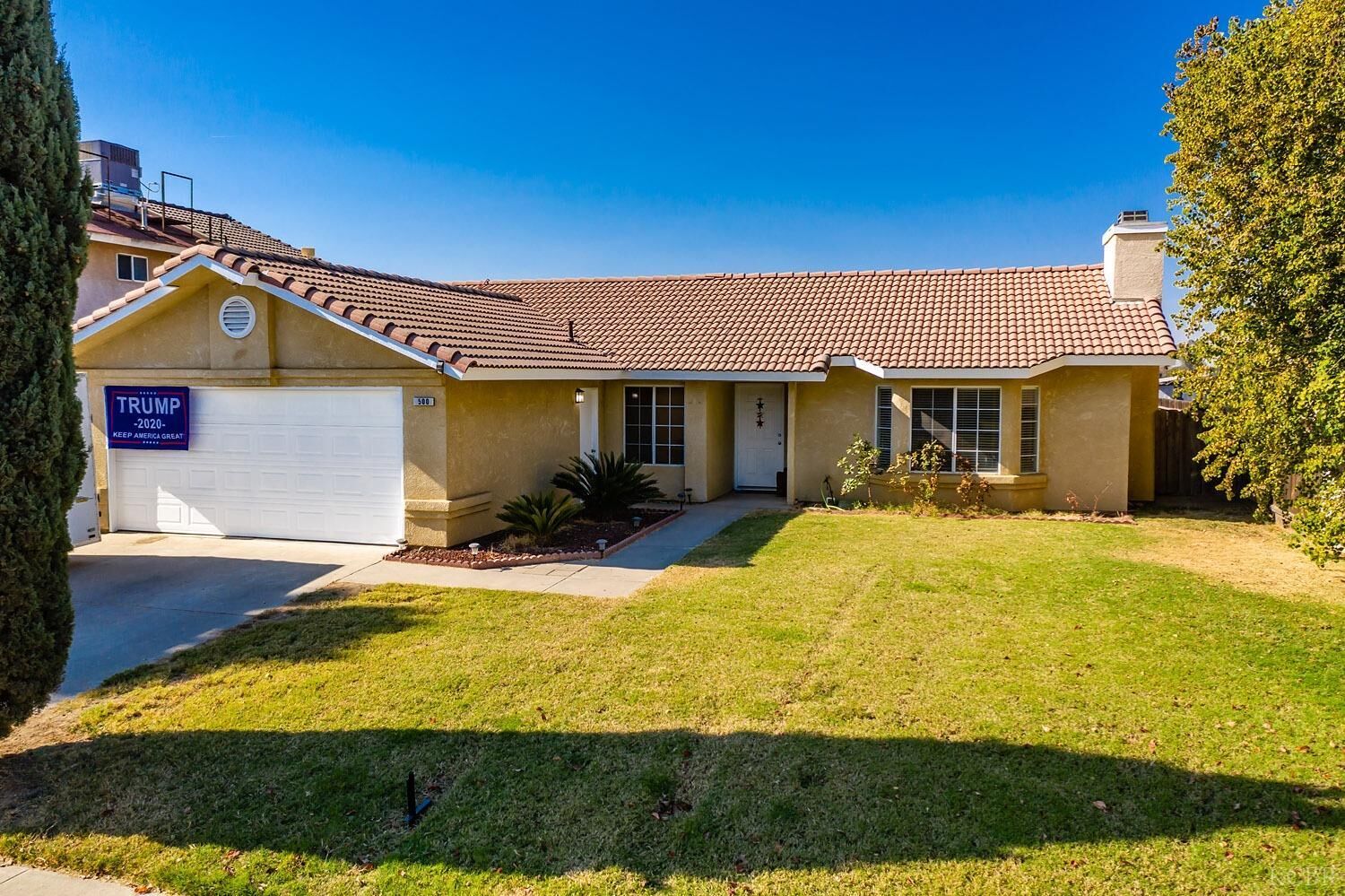 Property Photo: 500 Acacia Street 93230