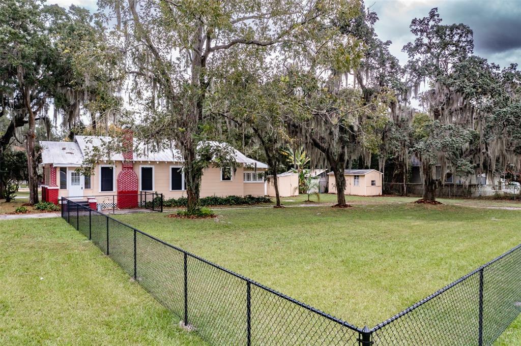 Property Photo:  104 N Davis Street  FL 33563 