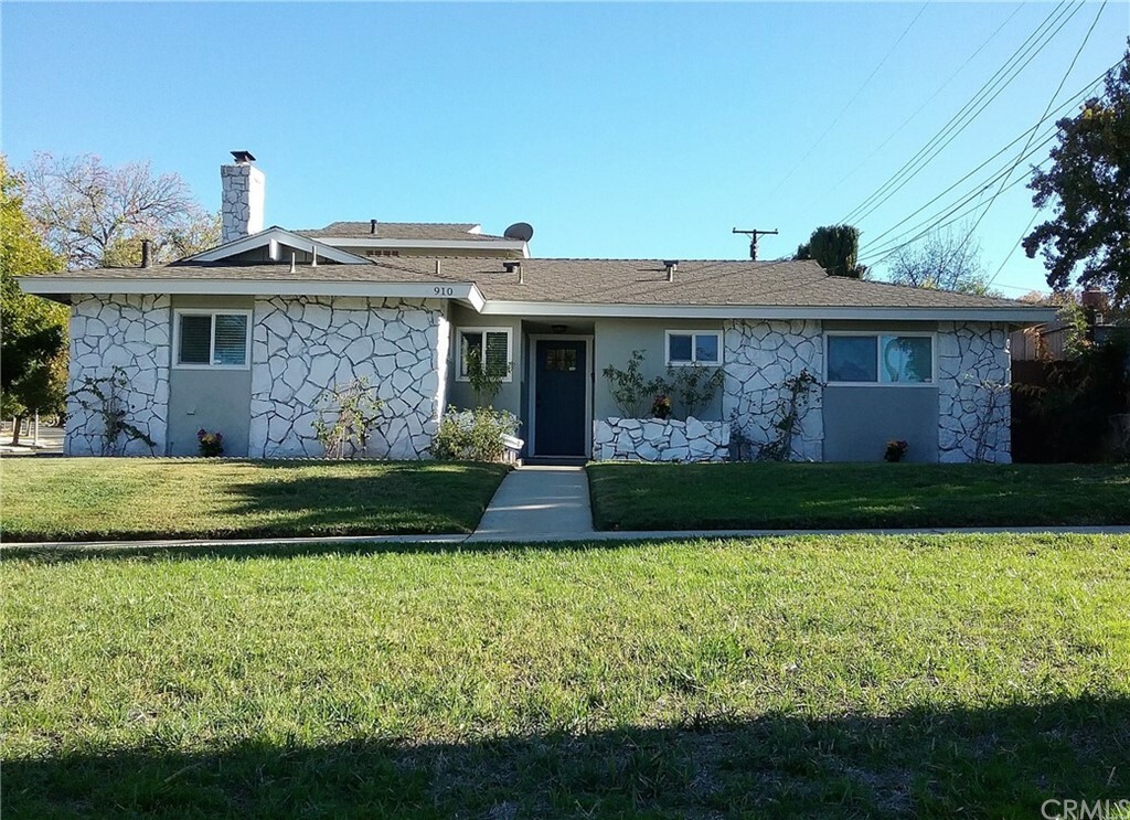 Property Photo:  910 E Palm Avenue  CA 92374 