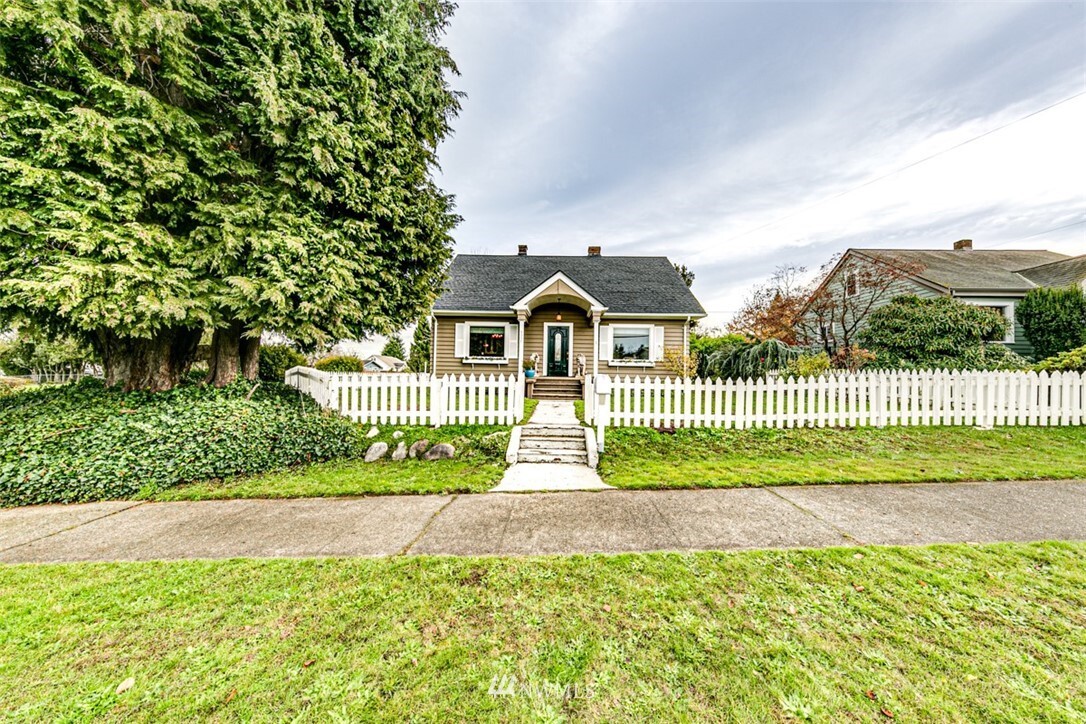 Property Photo:  1001 S Laurel Street  WA 98362 
