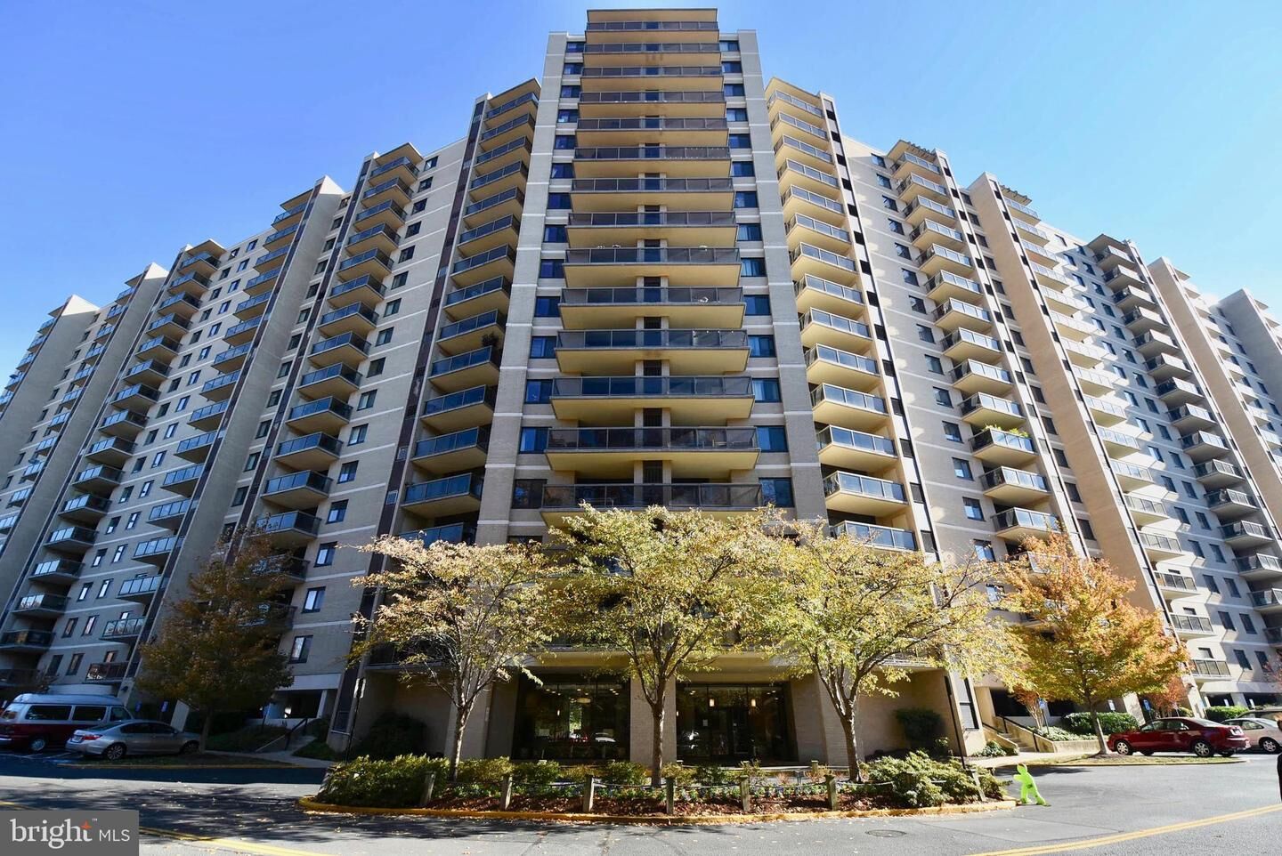 Property Photo: 307 Yoakum Parkway 703 VA 22304