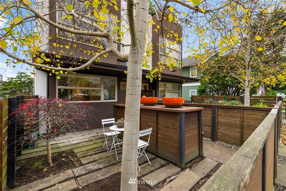 Property Photo:  2353 Yale Avenue E B  WA 98102 