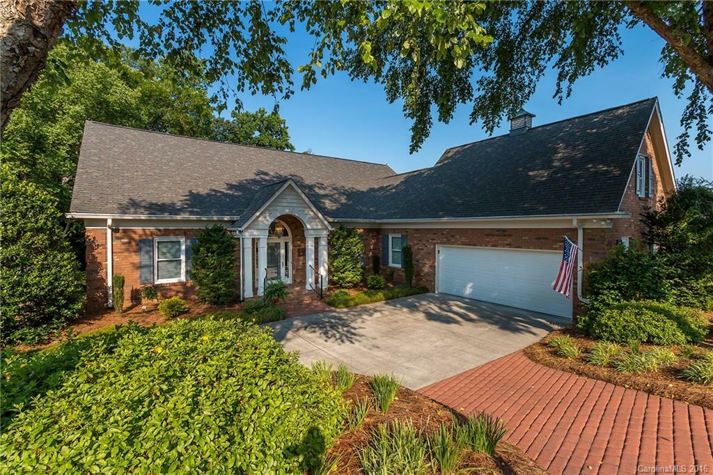 Property Photo:  16016 Riverpointe Drive  NC 28278 